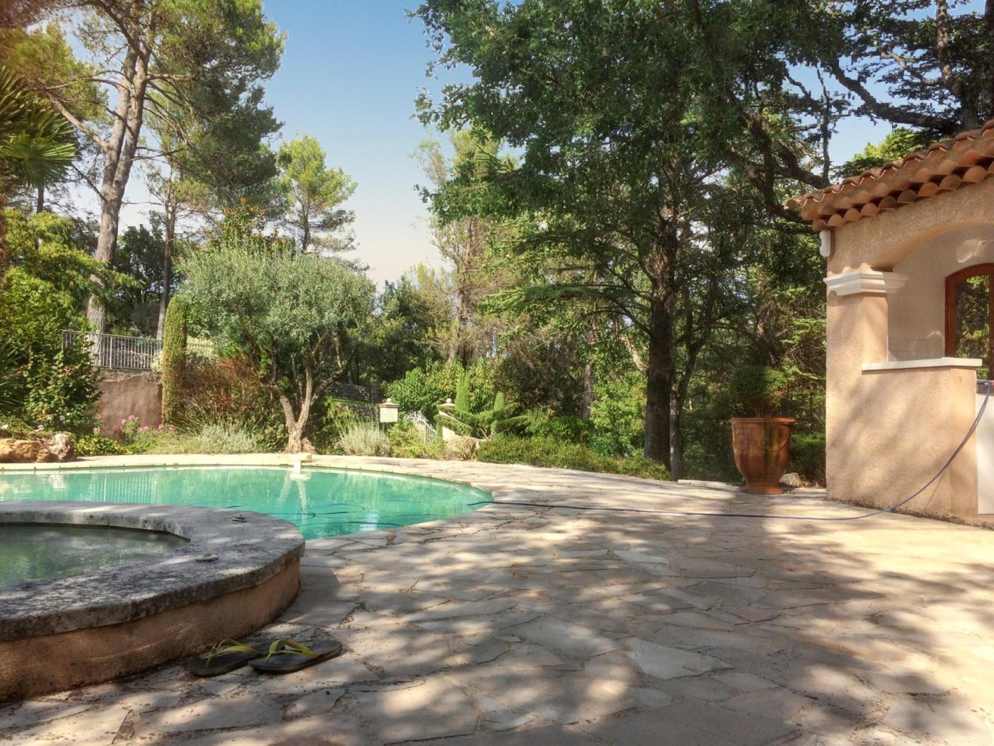 Villa Spacieuse Avec Piscine A Saint Maximin מראה חיצוני תמונה